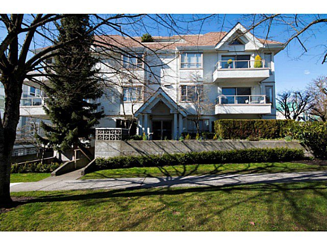 Main Photo: 204 751 Chesterfield Avenue in North Vancouver: Condo for sale : MLS®# V1116880