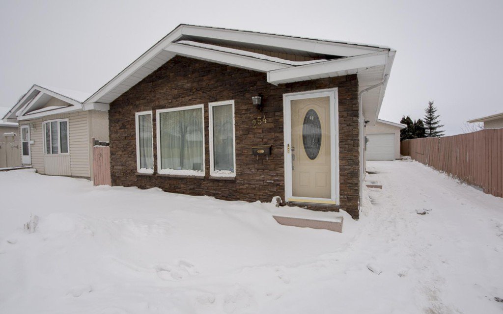 Main Photo: 254 Barnham Crescent in Winnipeg: Maples / Tyndall Park Single Family Detached for sale (North West Winnipeg) : MLS®# 1601858