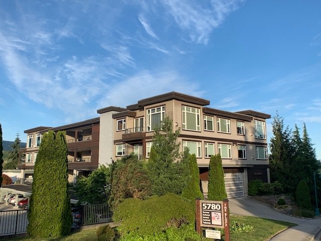 Main Photo: 10 5780 TRAIL AVENUE in Sechelt: Sechelt District Condo for sale (Sunshine Coast) : MLS®# R2476578