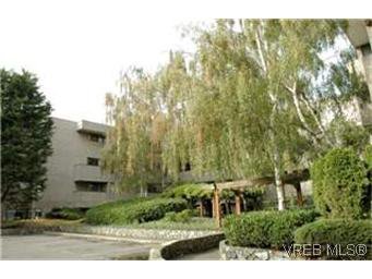 Main Photo: 208 1366 Hillside Ave in VICTORIA: Vi Oaklands Condo for sale (Victoria) : MLS®# 447630