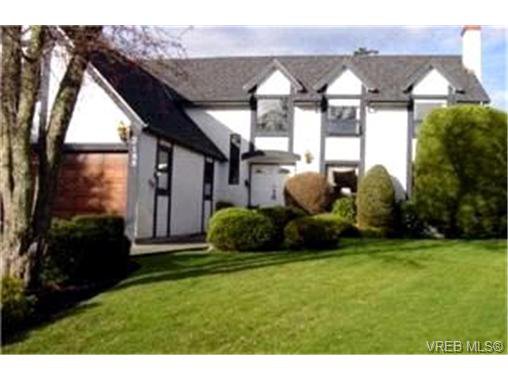 Main Photo: in VICTORIA: OB Henderson House for sale (Oak Bay) : MLS®# 392125