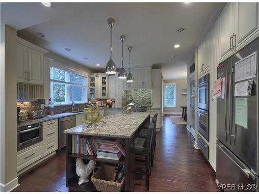 Main Photo: 710 Red Cedar Crt in VICTORIA: Hi Western Highlands House for sale (Highlands) : MLS®# 629674