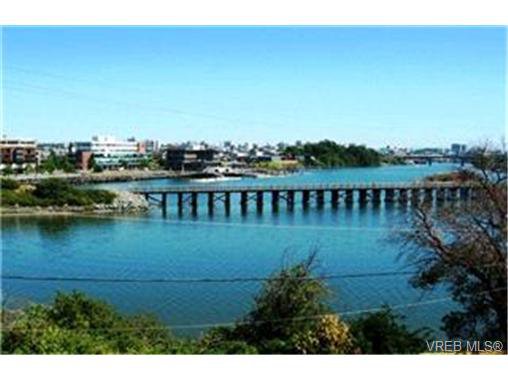 Main Photo: in VICTORIA: Vi Burnside Condo for sale (Victoria) : MLS®# 402945