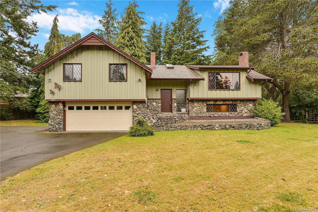 Main Photo: 1823 Ferndale Rd in Saanich: SE Gordon Head Single Family Detached for sale (Saanich East) : MLS®# 843909