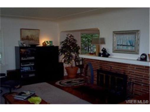 Main Photo: 1079 Finlayson St in VICTORIA: Vi Mayfair Single Family Detached for sale (Victoria) : MLS®# 325243