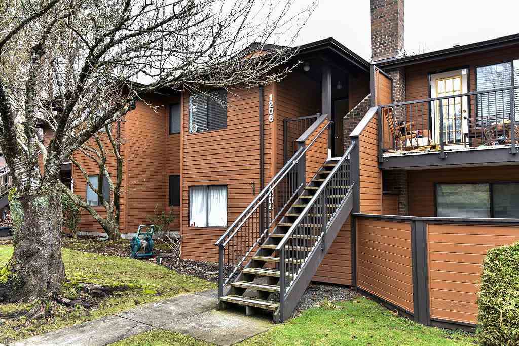 Main Photo: 1206 10620 150 STREET in Surrey: Guildford Townhouse for sale (North Surrey) : MLS®# R2134612