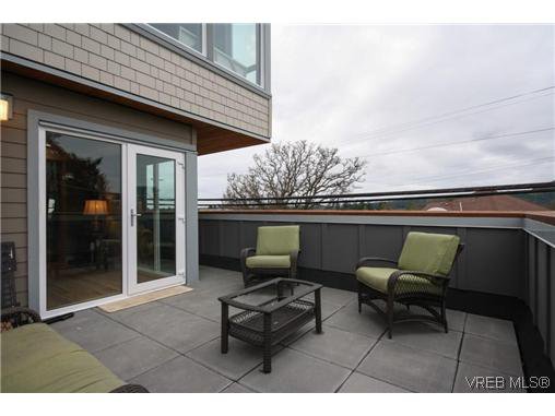 Main Photo: 101 4343 Tyndall Ave in VICTORIA: SE Gordon Head Row/Townhouse for sale (Saanich East) : MLS®# 633908