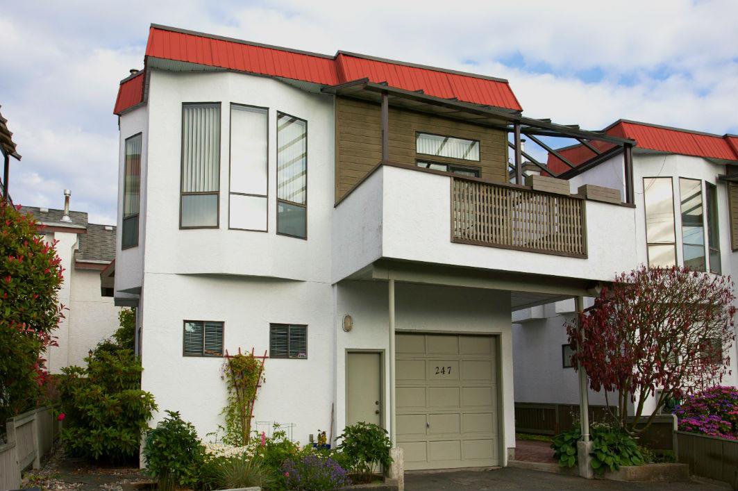 Main Photo: 247 W 17TH STREET in North Vancouver: Central Lonsdale Townhouse for sale : MLS®# R2153423