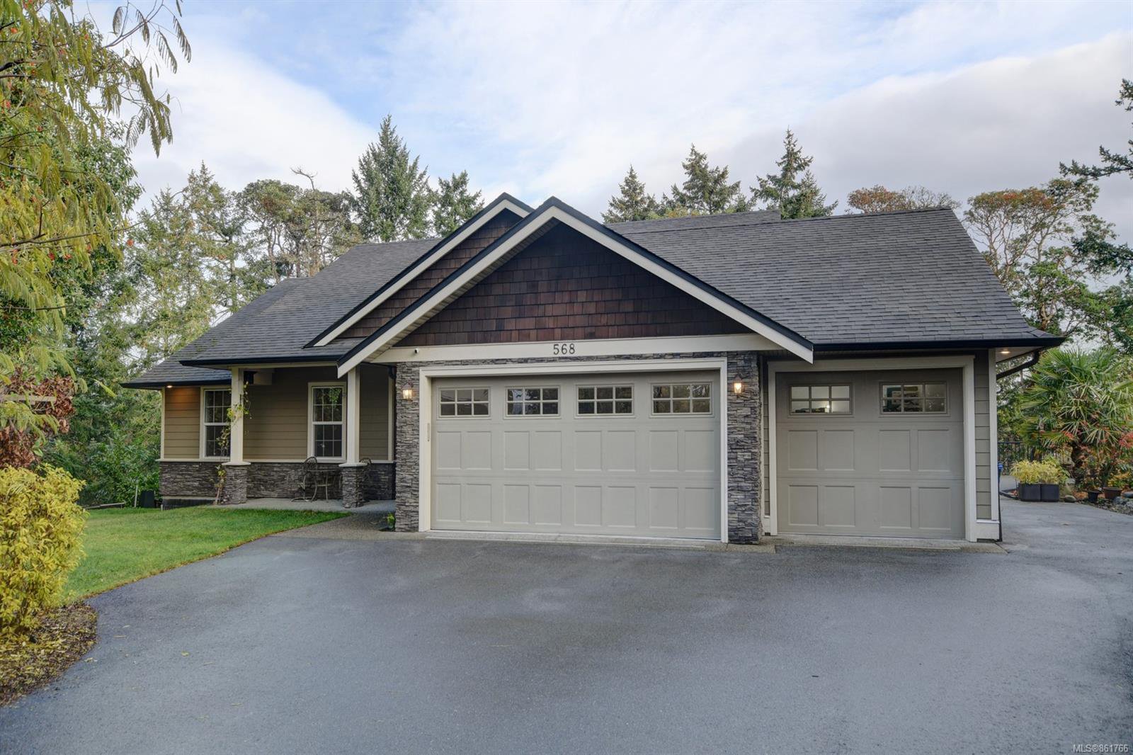 Main Photo: 568 Brant Pl in : La Thetis Heights House for sale (Langford) : MLS®# 861766
