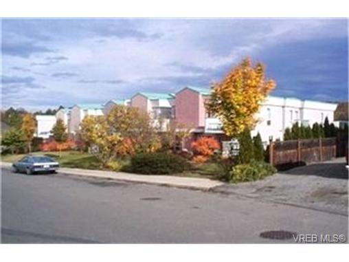 Main Photo: in VICTORIA: SE Quadra Row/Townhouse for sale (Saanich East) : MLS®# 363495