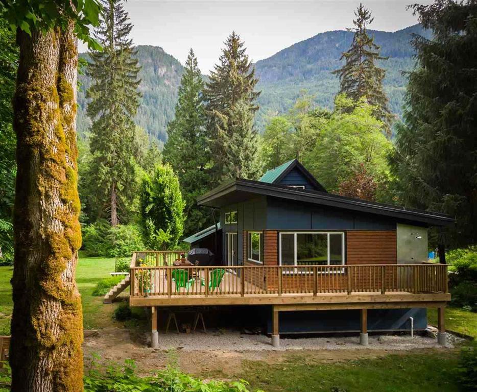 Main Photo: 472 Deboer Lane in Squamish: House for sale : MLS®# R2355624