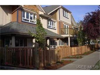 Main Photo: 8 2210 Quadra St in VICTORIA: Vi Central Park Row/Townhouse for sale (Victoria) : MLS®# 313533