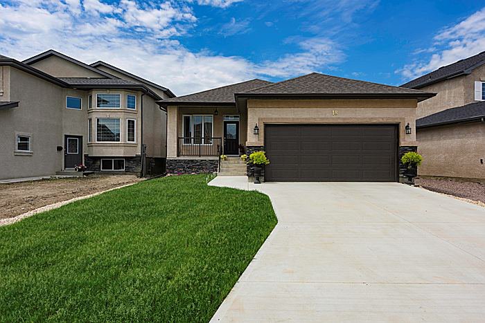 Main Photo: 18 Allincite Road in Winnipeg: West Kildonan / Garden City Single Family Attached for sale (North West Winnipeg) : MLS®# 1601285