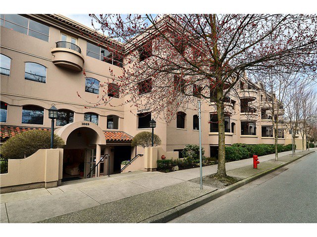 Main Photo: 316 1869 Spyglass Place in Vancouver: False Creek Condo for sale (Vancouver West) : MLS®# V997115