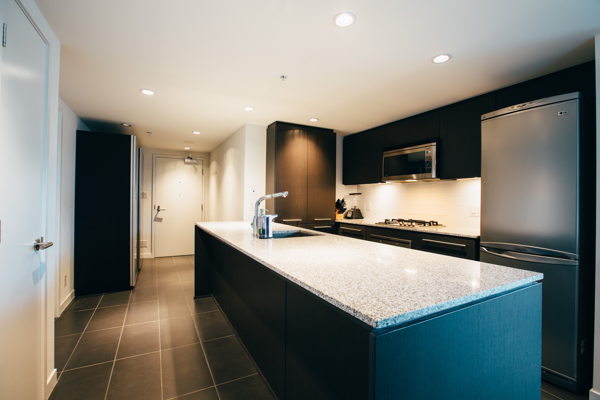 Main Photo: 406 522 W 8th Ave in CROSSROADS: Home for sale : MLS®# V1051536