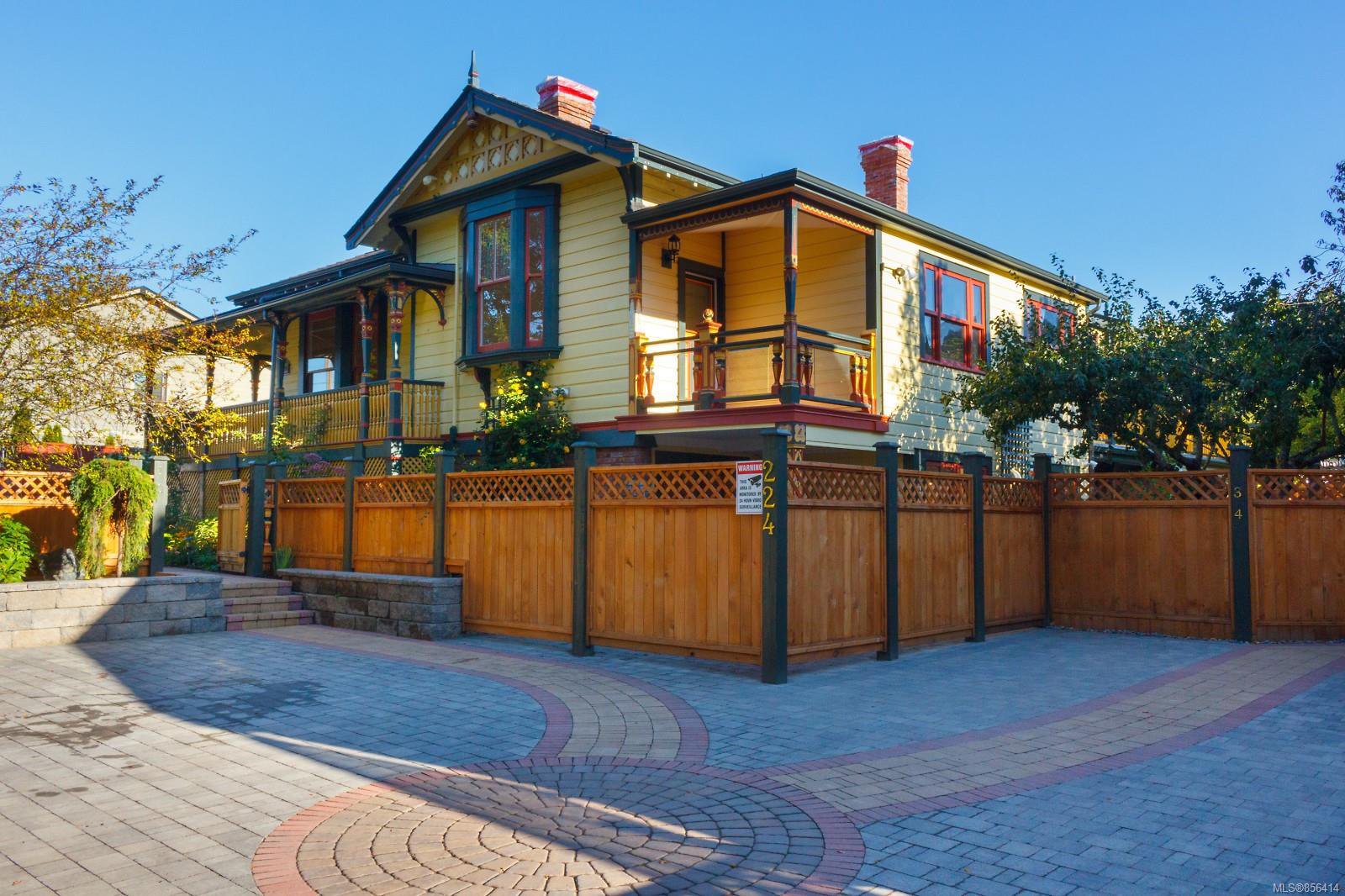 Main Photo: 2 224 Superior St in : Vi James Bay Row/Townhouse for sale (Victoria) : MLS®# 856414