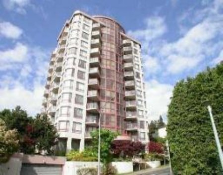 Main Photo: Immaculate Corner Unit!