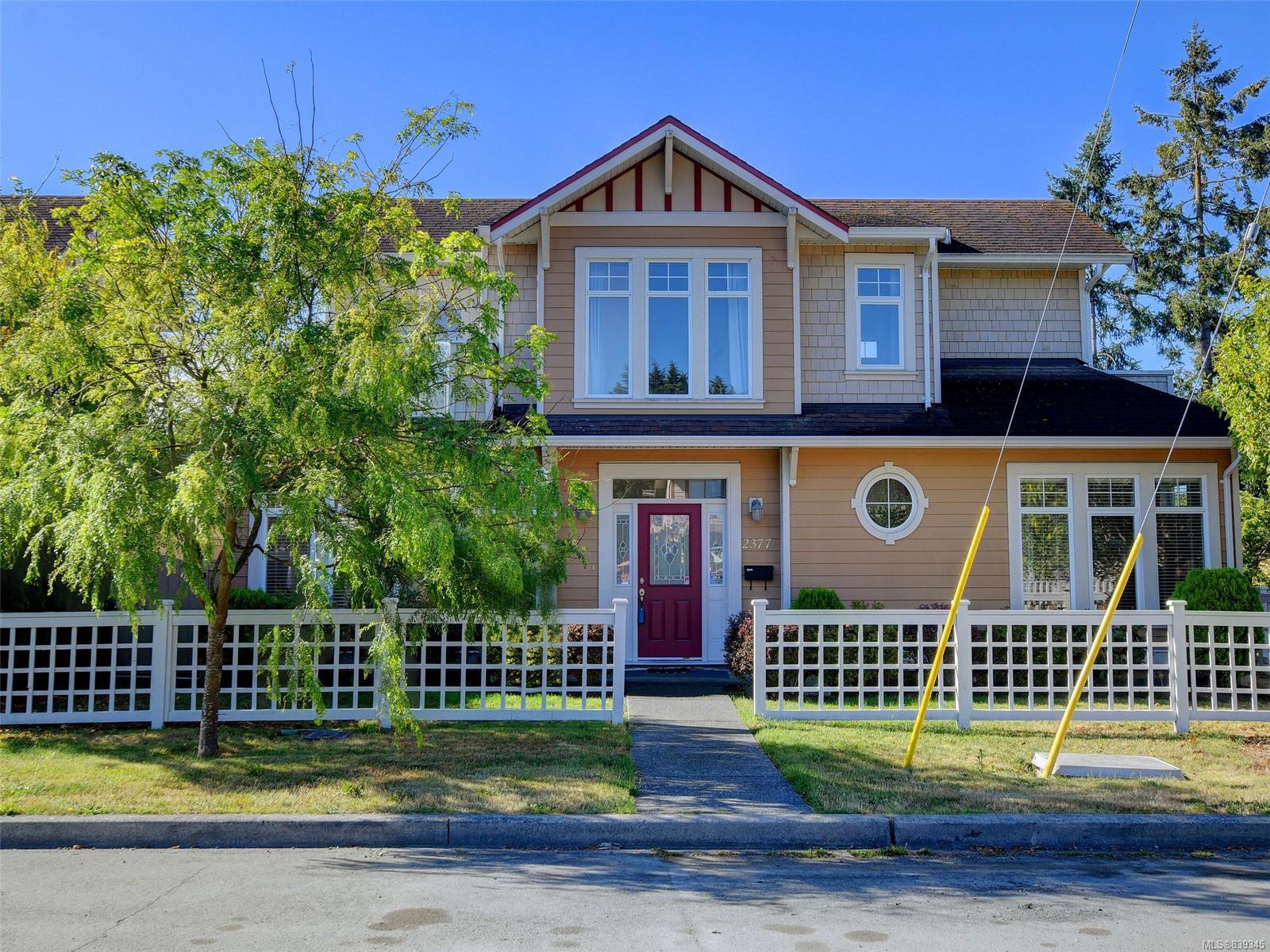 Main Photo: 2377 OAKVILLE Ave in Sidney: Si Sidney South-East House for sale : MLS®# 839345