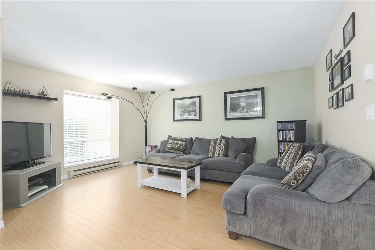 Main Photo: 3 20625 118 AVENUE in Maple Ridge: Southwest Maple Ridge Townhouse for sale : MLS®# R2347901