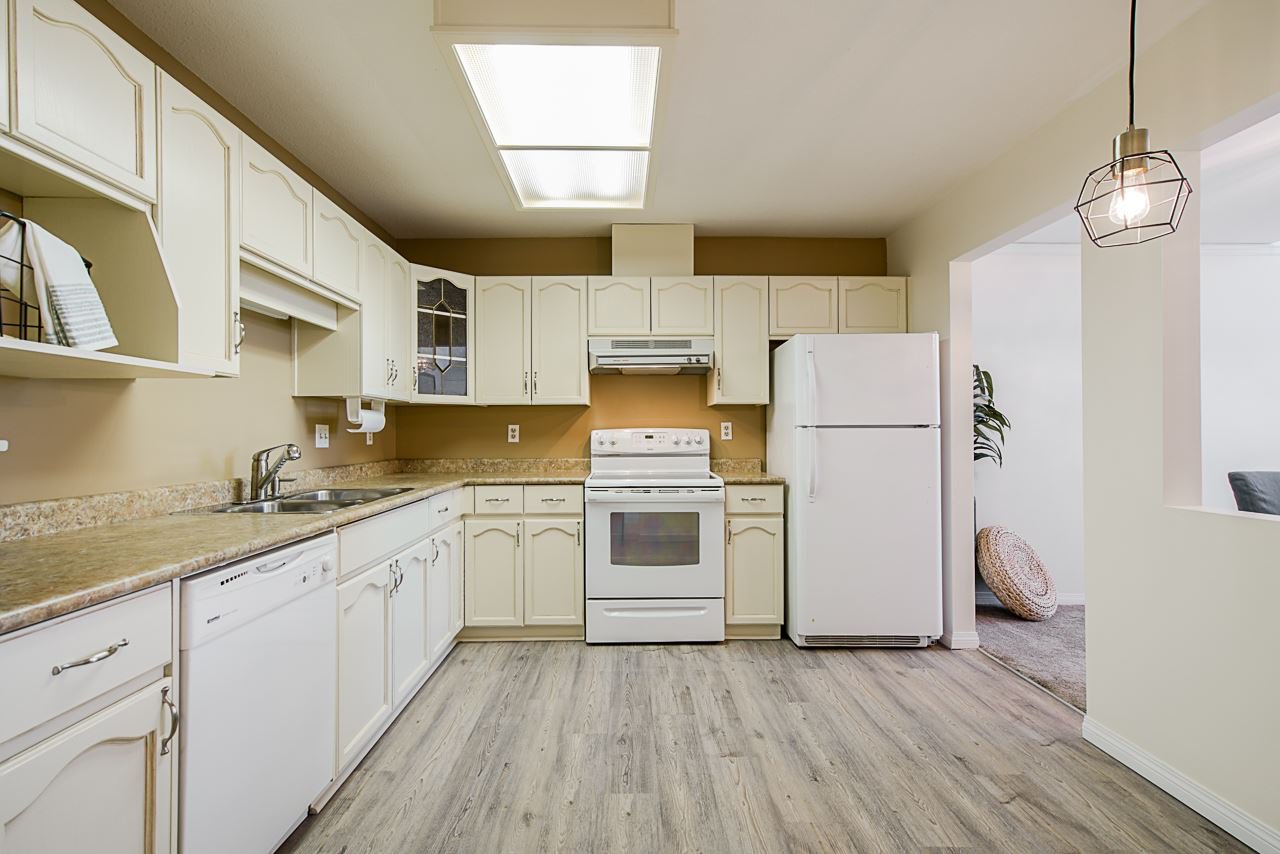 Main Photo: 305 19645 64 AVENUE in Langley: Willoughby Heights Condo for sale : MLS®# R2398331