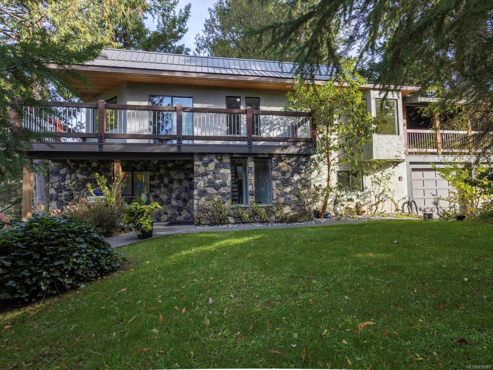 Main Photo: 1092 Vic Pl in : CS Brentwood Bay House for sale (Central Saanich) : MLS®# 858387