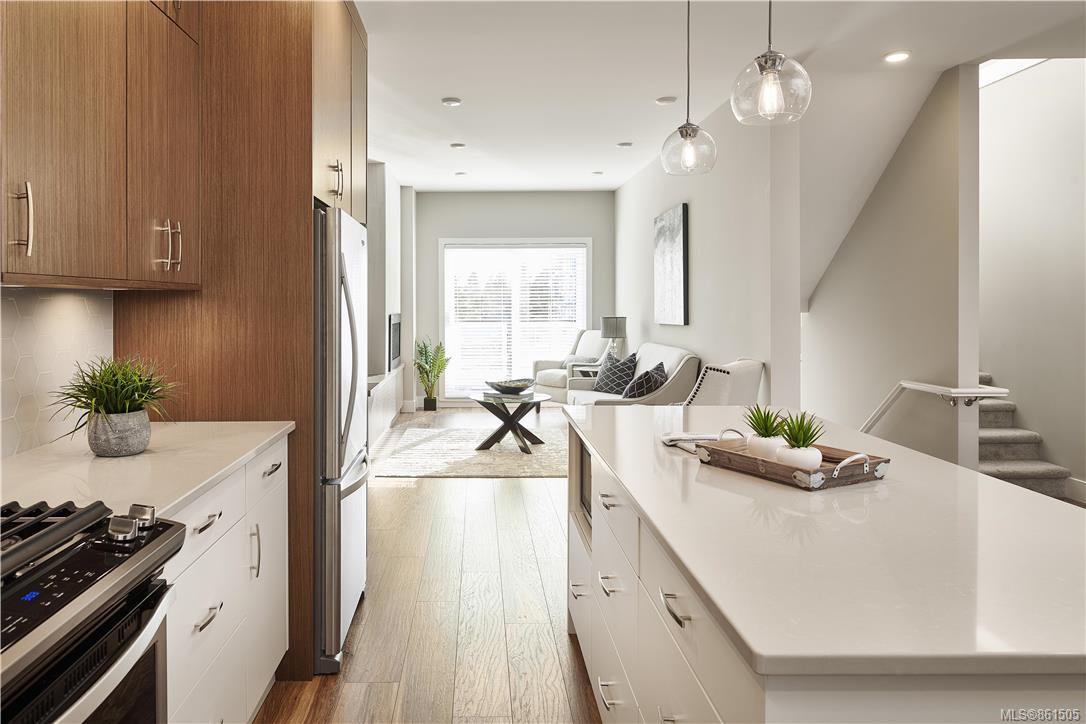 Main Photo: 32 4355 Viewmont Ave in : SW Royal Oak Row/Townhouse for sale (Saanich West) : MLS®# 861505