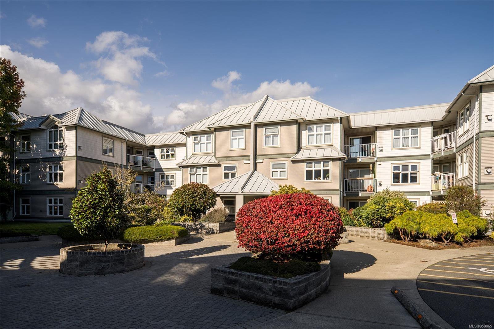 Main Photo: 106 3010 Washington Ave in : Vi Burnside Condo for sale (Victoria) : MLS®# 858065