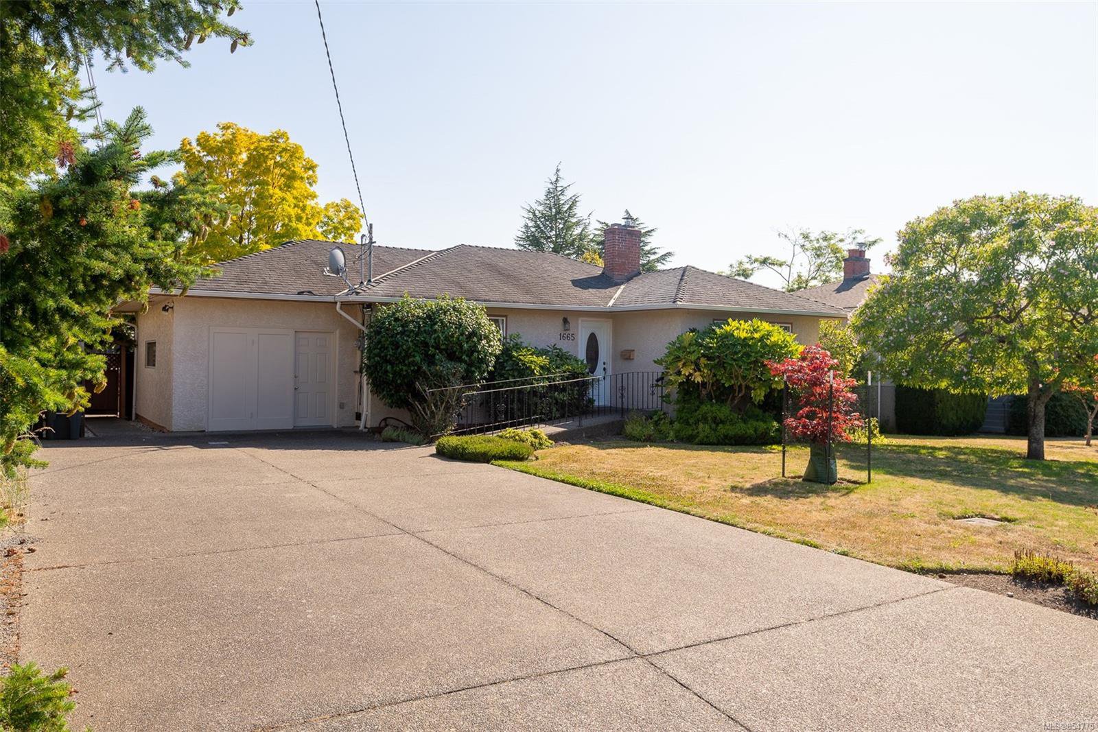 Main Photo: 1665 Sheridan Ave in : SE Mt Tolmie House for sale (Saanich East) : MLS®# 854775