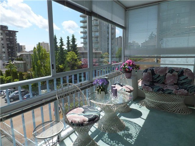 Main Photo: 202 1730 DUCHESS AV, Ambleside, West Vancouver, BC, V7V 1P9 in West Vancouver: Ambleside Residential Attached for sale : MLS®# V956305