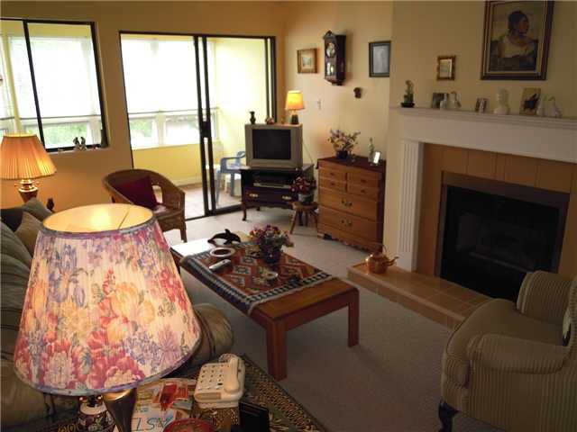 Main Photo: 204 1155 ROSS RD, Lynn Valley, North Vancouver, BC, V7K 1C6 in North Vancouver: Lynn Valley Residential Attached for sale : MLS®# V896514