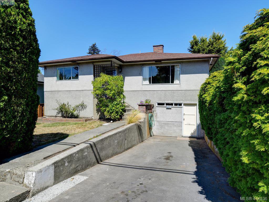 Main Photo: 888 Darwin Ave in VICTORIA: SE Swan Lake House for sale (Saanich East) : MLS®# 822110