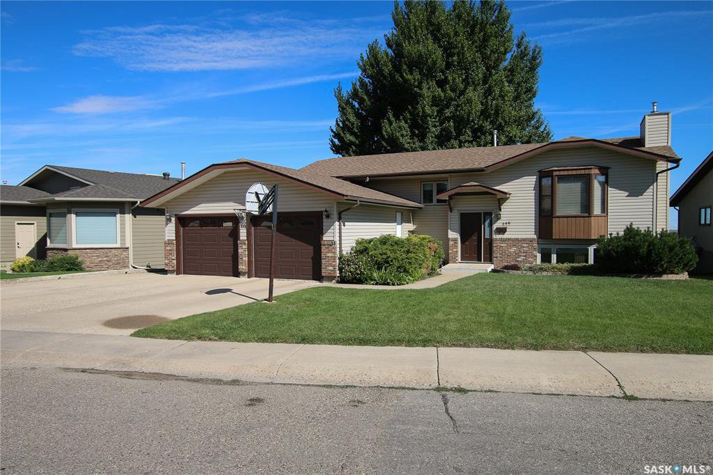 Main Photo: 245 Alpine Crescent in Swift Current: South West SC Residential for sale : MLS®# SK785077