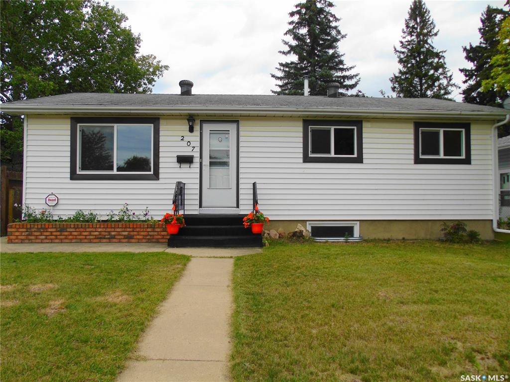 Main Photo: 207 Evans Street in Saskatoon: Sutherland Residential for sale : MLS®# SK796150
