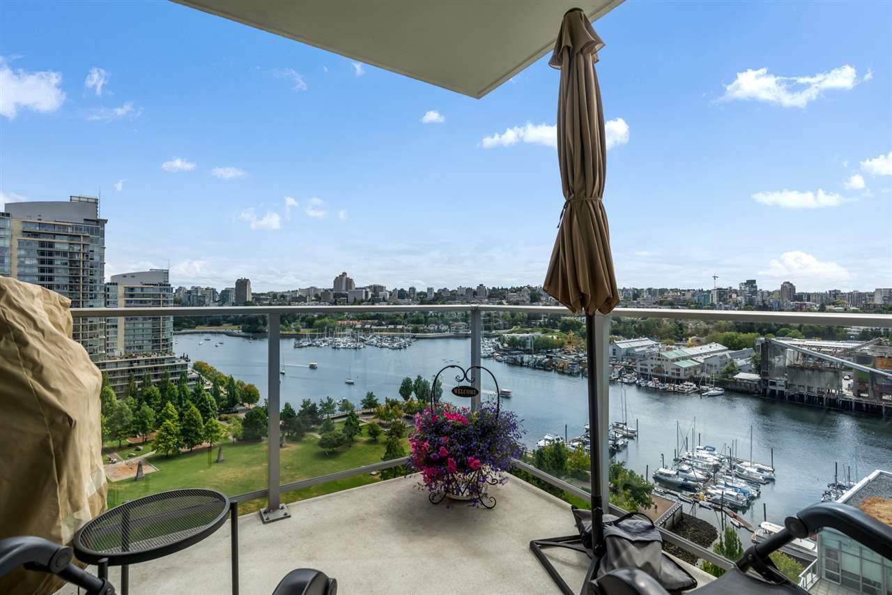 Main Photo: 1801 638 BEACH CRESCENT in Vancouver: Yaletown Condo for sale (Vancouver West) : MLS®# R2485119