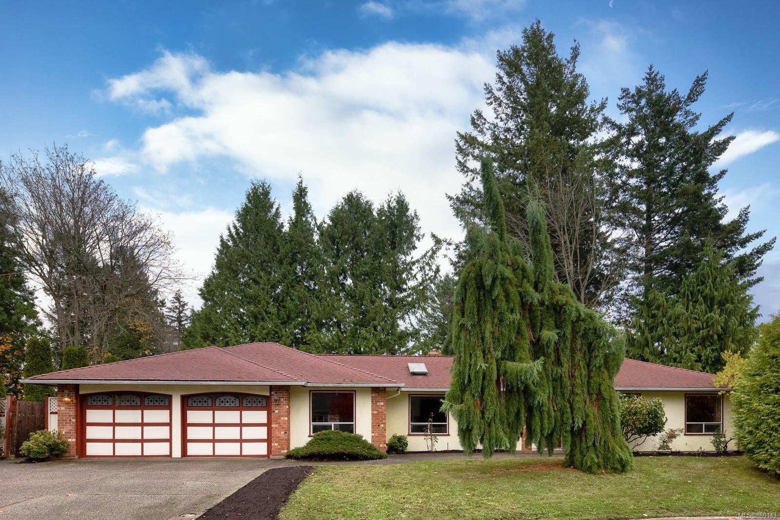 Main Photo: 5065 Lakeridge Pl in : SE Cordova Bay House for sale (Saanich East) : MLS®# 860143