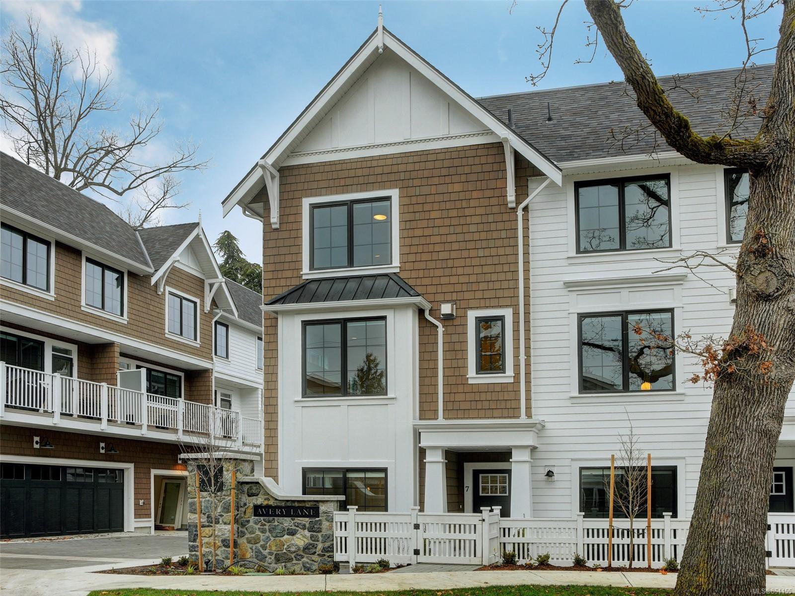 Main Photo: 7 1810 Kings Rd in : SE Camosun Row/Townhouse for sale (Saanich East) : MLS®# 861155