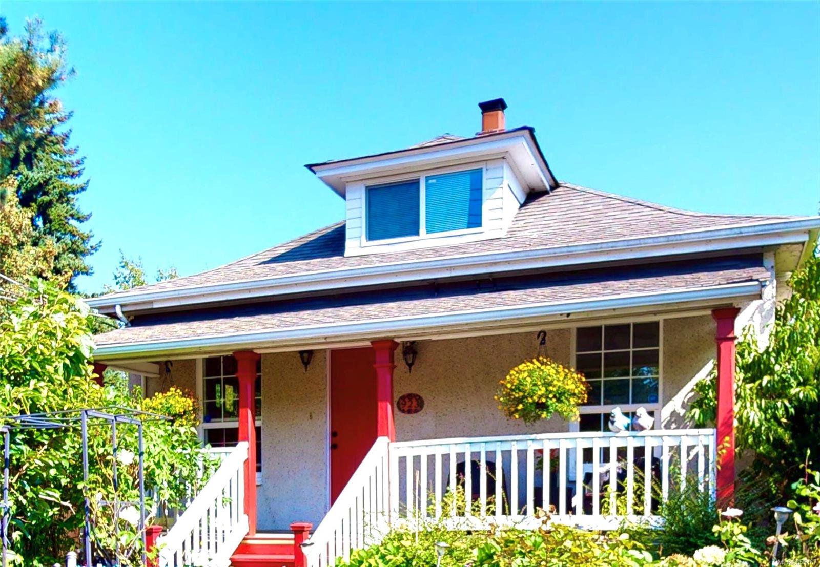 Main Photo: 923 Hereward Rd in : VW Victoria West Single Family Detached for sale (Victoria West) : MLS®# 855467