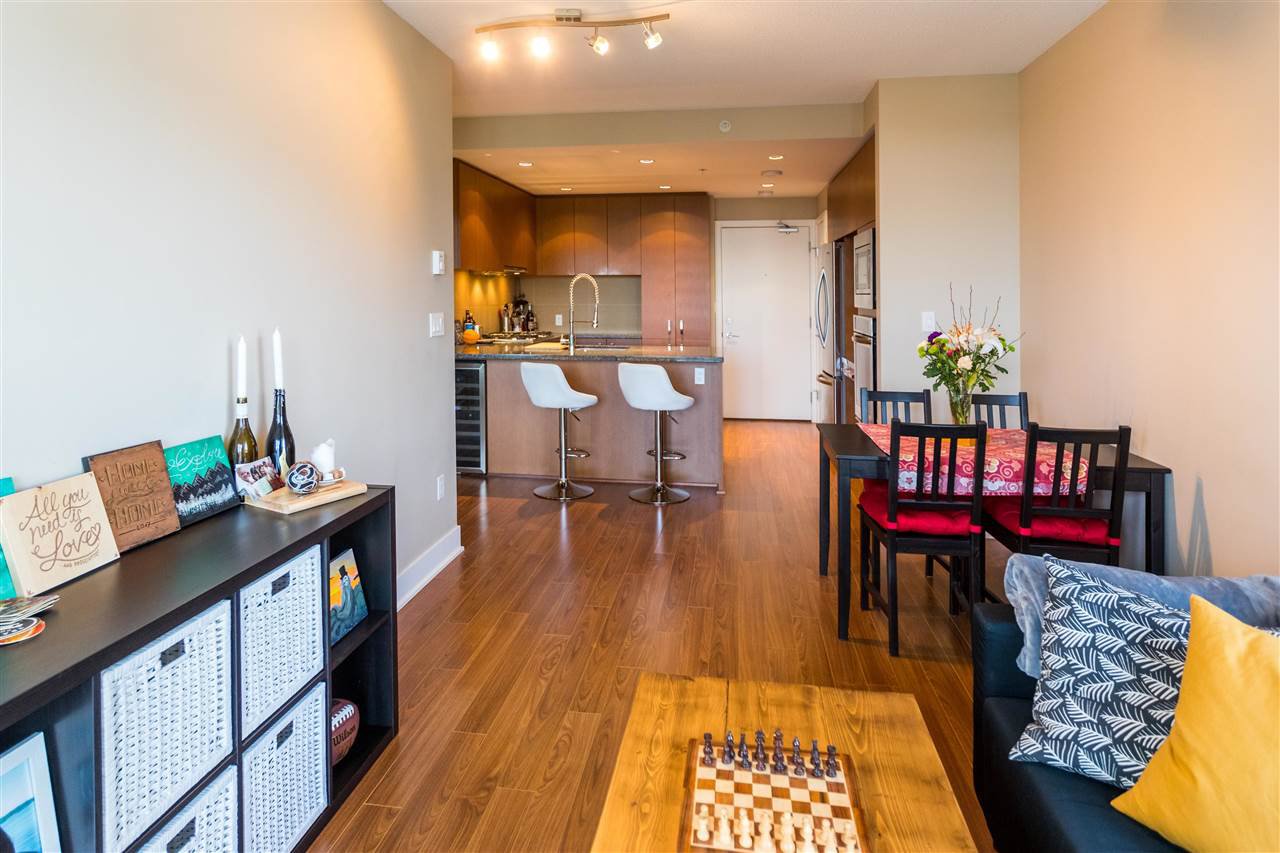 Main Photo: 1605 3008 GLEN DRIVE in Coquitlam: North Coquitlam Condo for sale : MLS®# R2221293