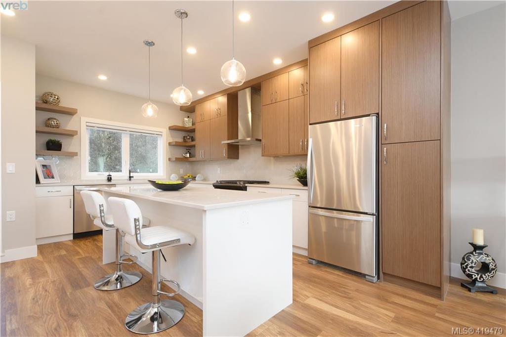 Main Photo: 11 4355 Viewmont Ave in VICTORIA: SW Royal Oak Row/Townhouse for sale (Saanich West) : MLS®# 830246