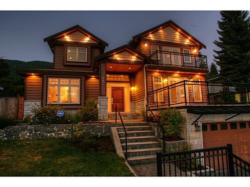 Main Photo: 662 CRYSTAL Court in North Vancouver: Home for sale : MLS®# V984105