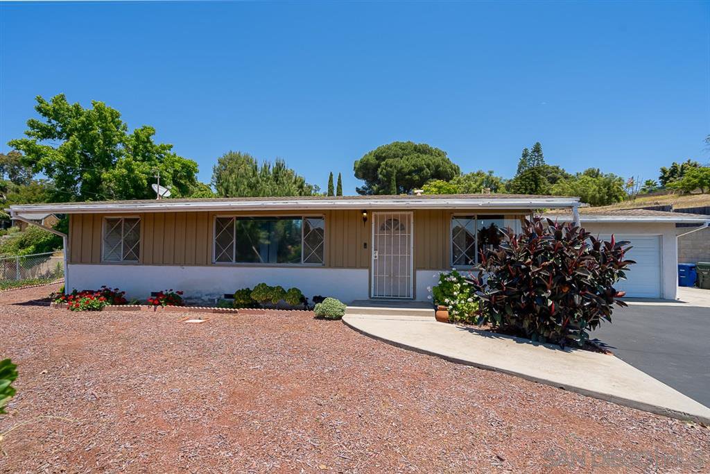 Main Photo: VISTA House for sale : 3 bedrooms : 1530 S Santa Fe Ave