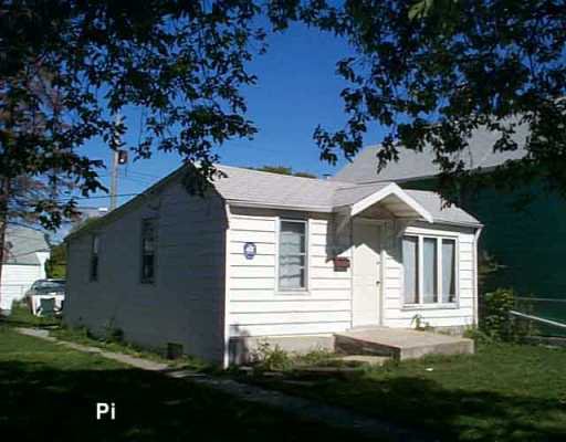 Main Photo: 607 CASTLE Avenue in Winnipeg: East Kildonan Single Family Detached for sale (North East Winnipeg) : MLS®# 2514078