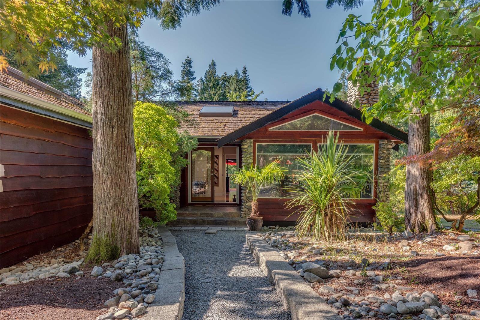Main Photo: 471 Green Mountain Rd in : SW Prospect Lake Single Family Detached for sale (Saanich West) : MLS®# 851212