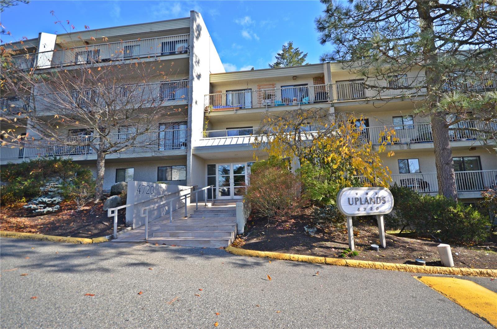 Main Photo: 405 4720 Uplands Dr in : Na North Nanaimo Condo for sale (Nanaimo) : MLS®# 859624