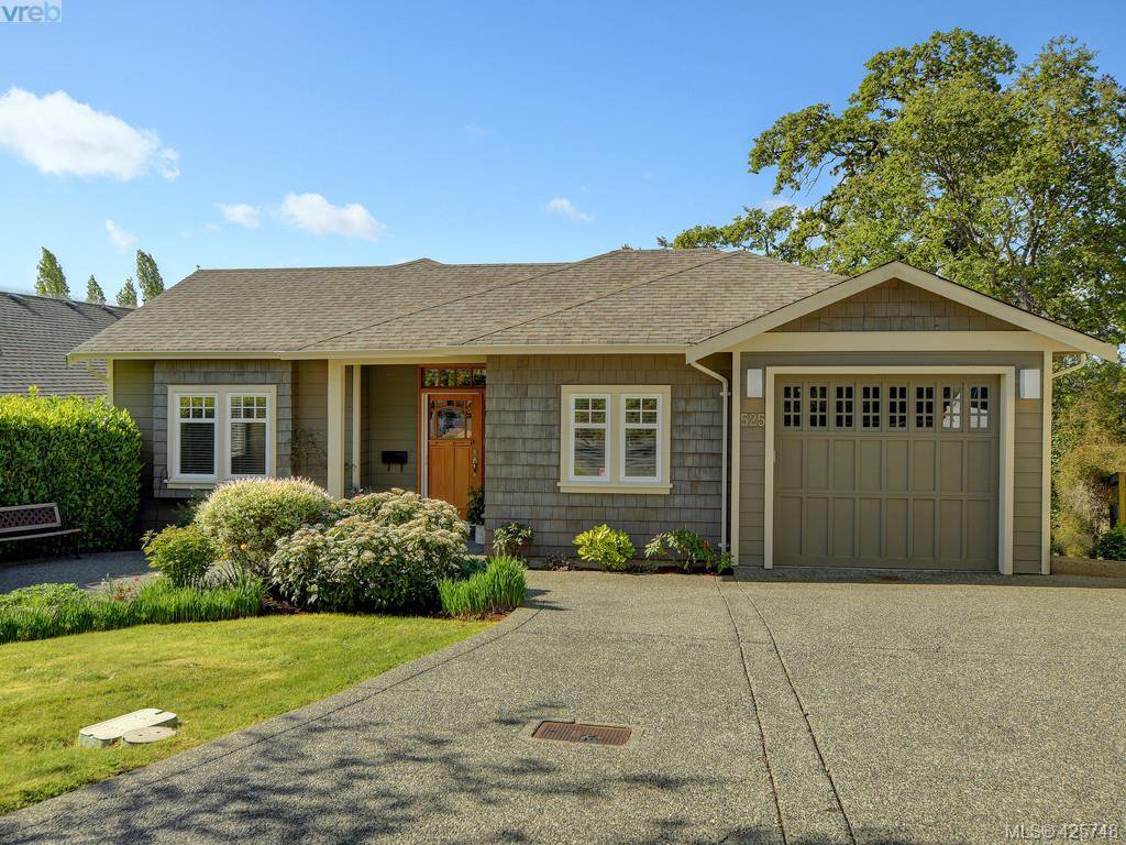 Main Photo: 525 Caselton Pl in VICTORIA: SW Royal Oak House for sale (Saanich West) : MLS®# 838870