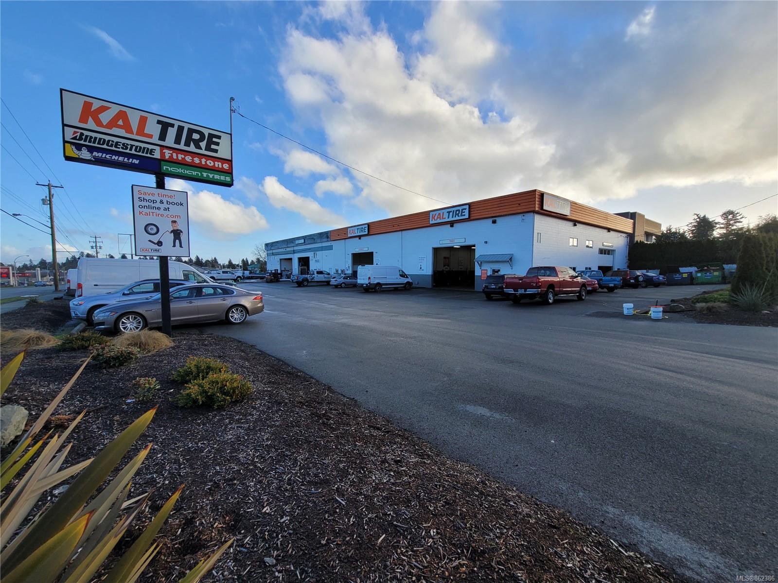 Main Photo: 2107 Keating Cross Rd in : CS Keating Industrial for sale (Central Saanich) : MLS®# 862386