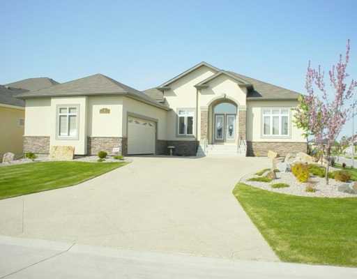 Main Photo: 4 TANGLE RIDGE Crescent in WINNIPEG: River Heights / Tuxedo / Linden Woods Single Family Detached for sale (South Winnipeg) : MLS®# 2708141