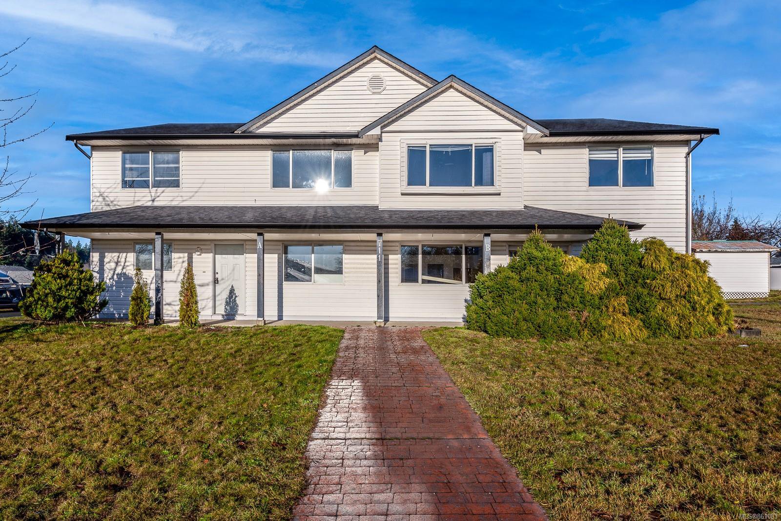 Main Photo: A & B 711 Beaver Lodge Rd in : CR Campbell River Central Full Duplex for sale (Campbell River) : MLS®# 861083