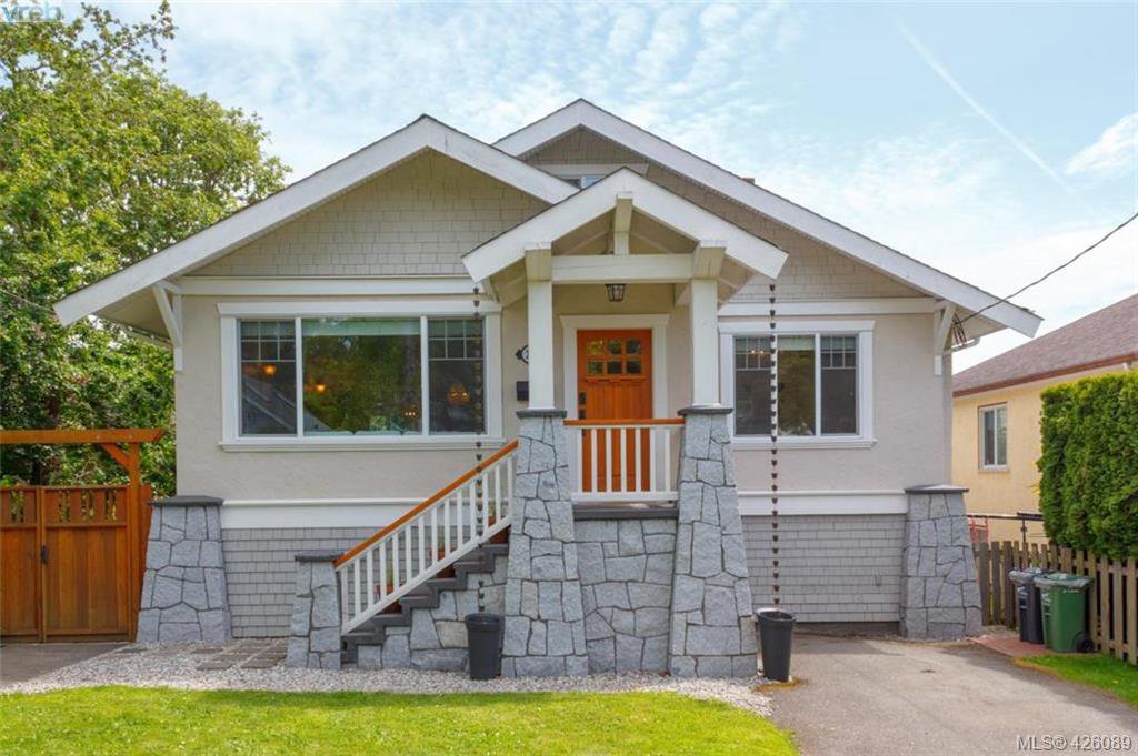 Main Photo: 2755 Belmont Ave in VICTORIA: Vi Oaklands House for sale (Victoria) : MLS®# 839504