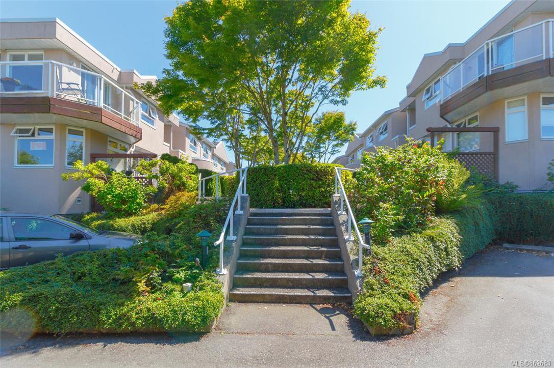 Main Photo: 9 478 Culduthel Rd in : SW Gateway Row/Townhouse for sale (Saanich West) : MLS®# 862683